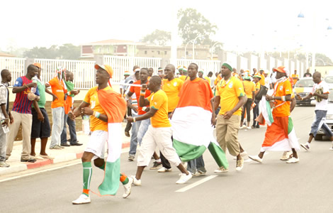 Les ivoiriens au stade sous escorte policière