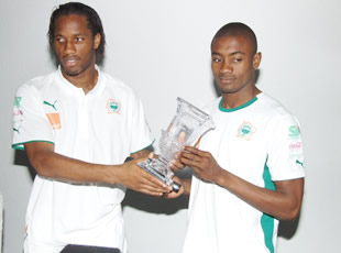 Kalunho présente son trophée 