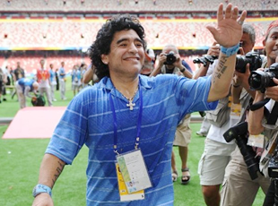 L'Argentine dans les bras de Maradona