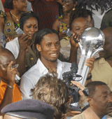 Football/ Ballon d’Or 2006: Drogba présente le trophée à son peuple